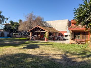 CASA QUINTA  -  LOTE DE 928 M² CON PILETA