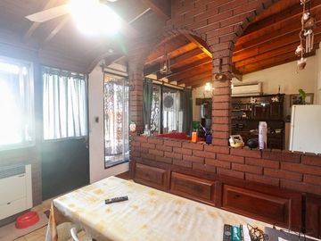 VENTA CASA 4 AMB CON PILETA Y GARAGE