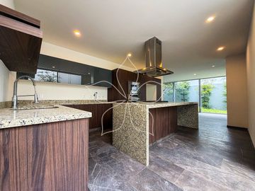 RESIDENCIA EN VENTA UBICADO EN MITICA, ZONA REAL, ZAPOPAN, JAL.