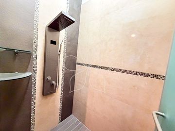 RESIDENCIA EN VENTA UBICADA EN ARBOLEDAS, TEPIC, NAYARIT.