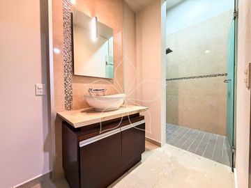 RESIDENCIA EN VENTA UBICADA EN ARBOLEDAS, TEPIC, NAYARIT.