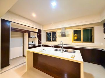 RESIDENCIA EN VENTA UBICADA EN ARBOLEDAS, TEPIC, NAYARIT.