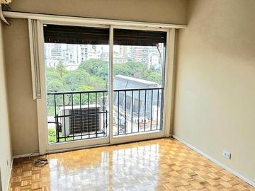 Dos ambientes, piso alto con mucha luz y sol.