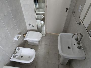 Dos ambientes, piso alto con mucha luz y sol.
