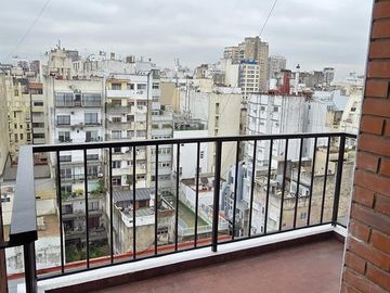 Dos ambientes, piso alto con mucha luz y sol.