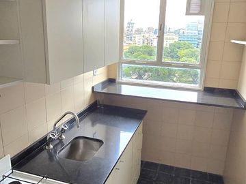 Dos ambientes, piso alto con mucha luz y sol.