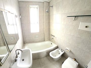 Dos ambientes, piso alto con mucha luz y sol.