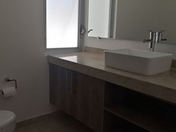 Excelente casa en venta con cuarto de servicio en Lomas de Juriquilla Queretaro