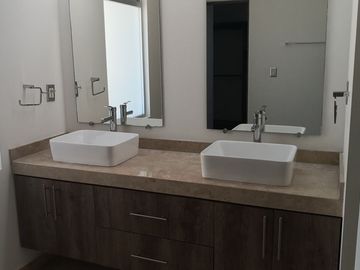 Excelente casa en venta con cuarto de servicio en Lomas de Juriquilla Queretaro