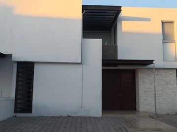 Excelente casa en venta con cuarto de servicio en Lomas de Juriquilla Queretaro