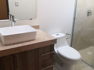 Excelente casa en venta con cuarto de servicio en Lomas de Juriquilla Queretaro