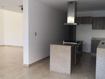 Excelente casa en venta con cuarto de servicio en Lomas de Juriquilla Queretaro