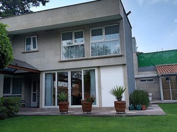 Magnífica Casa en La Herradura con Gran Jardín y 721 m² de Terreno