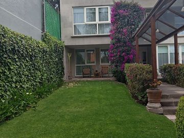 Magnífica Casa en La Herradura con Gran Jardín y 721 m² de Terreno