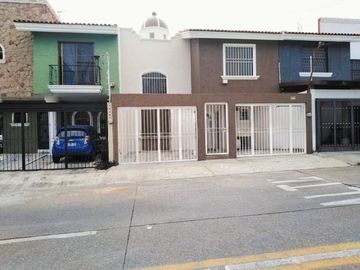 RESIDENCIA EN RENTA EN JARDINES DEL COUNTRY GUADALAJARA EXCELENTE UBICACION