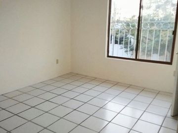 RESIDENCIA EN RENTA EN JARDINES DEL COUNTRY GUADALAJARA EXCELENTE UBICACION