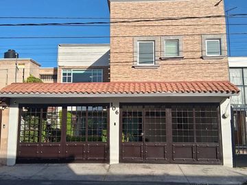 Casa Remodelada en Venta en Boulevares, Naucalpan | Excelentes Acabados y Seguri
