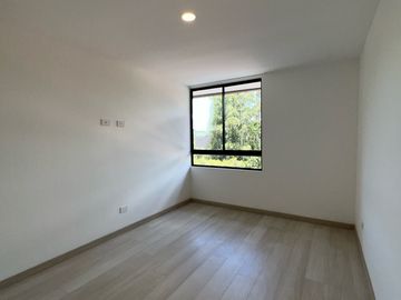 Apartamento con vista, unidad cerrada, el Retiro.