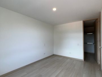 Apartamento con vista, unidad cerrada, el Retiro.