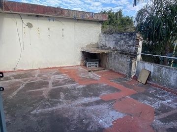 VENTA - Casa a Refaccionar - OPORTUNIDAD ! IDEAL 2/3 FAMILIAS