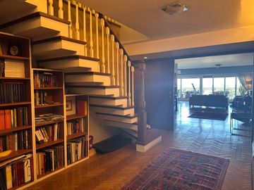 Dúplex de 6 ambientes en VENTA sobre libertador con balcon aterrazado.