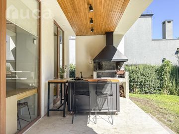 Casa en venta en Barrio Privado La Quinta con 3 dormitorios jardín y pileta