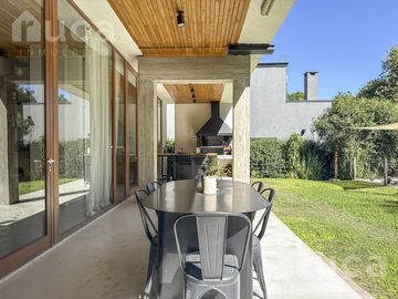 Casa en venta en Barrio Privado La Quinta con 3 dormitorios jardín y pileta