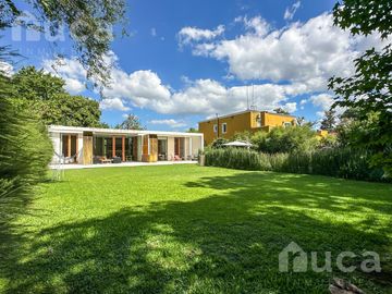 Casa en venta en Barrio Privado La Quinta con 3 dormitorios jardín y pileta
