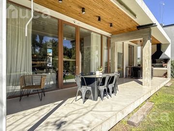 Casa en venta en Barrio Privado La Quinta con 3 dormitorios jardín y pileta