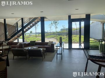 Lote sobre el lago central en venta en LOS PUENTES, NORDELTA.