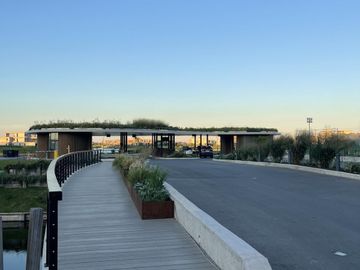 Lote sobre el lago central en venta en LOS PUENTES, NORDELTA.