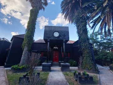 Hotel estilo gótico en Tanti