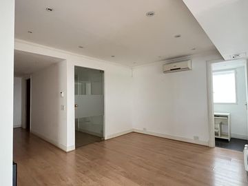 Excelente oficina con 2 cocheras en edificio de Categoría