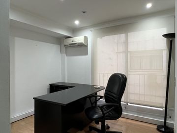 Excelente oficina con 2 cocheras en edificio de Categoría