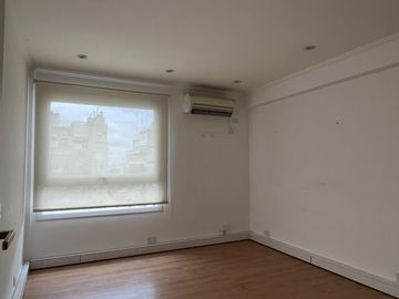 Excelente oficina con 2 cocheras en edificio de Categoría
