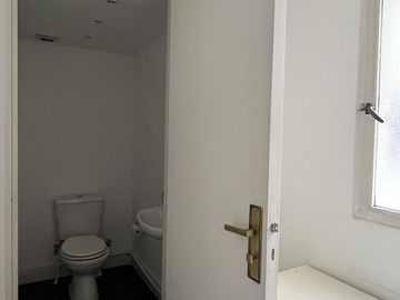 Excelente oficina con 2 cocheras en edificio de Categoría