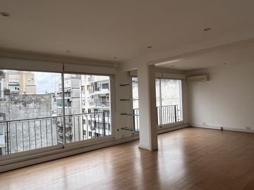 Excelente oficina con 2 cocheras en edificio de Categoría