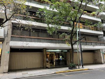 Excelente oficina con 2 cocheras en edificio de Categoría