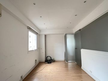 Excelente oficina con 2 cocheras en edificio de Categoría