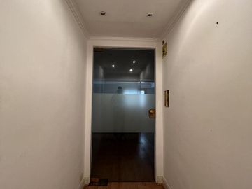 Excelente oficina con 2 cocheras en edificio de Categoría