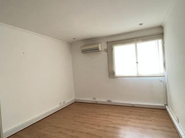 Excelente oficina con 2 cocheras en edificio de Categoría