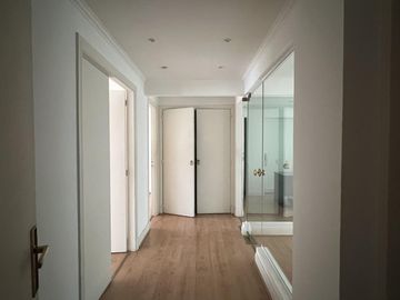 Excelente oficina con 2 cocheras en edificio de Categoría