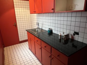 Excelente oficina con 2 cocheras en edificio de Categoría