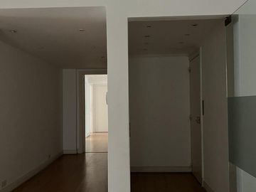 Excelente oficina con 2 cocheras en edificio de Categoría