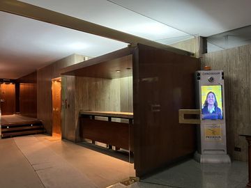 Excelente oficina con 2 cocheras en edificio de Categoría