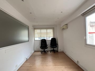 Excelente oficina con 2 cocheras en edificio de Categoría