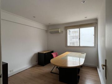 Excelente oficina con 2 cocheras en edificio de Categoría