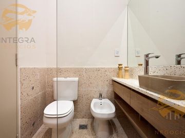 Casa 3 dormitorios + comodín en Sarmiento 2300