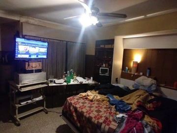 Casa en venta en Adrogue 5 ambientes ideal uso profesional frente a la plaza brown