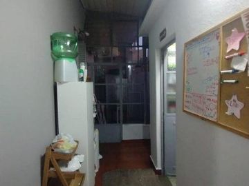 Casa en venta en Adrogue 5 ambientes ideal uso profesional frente a la plaza brown